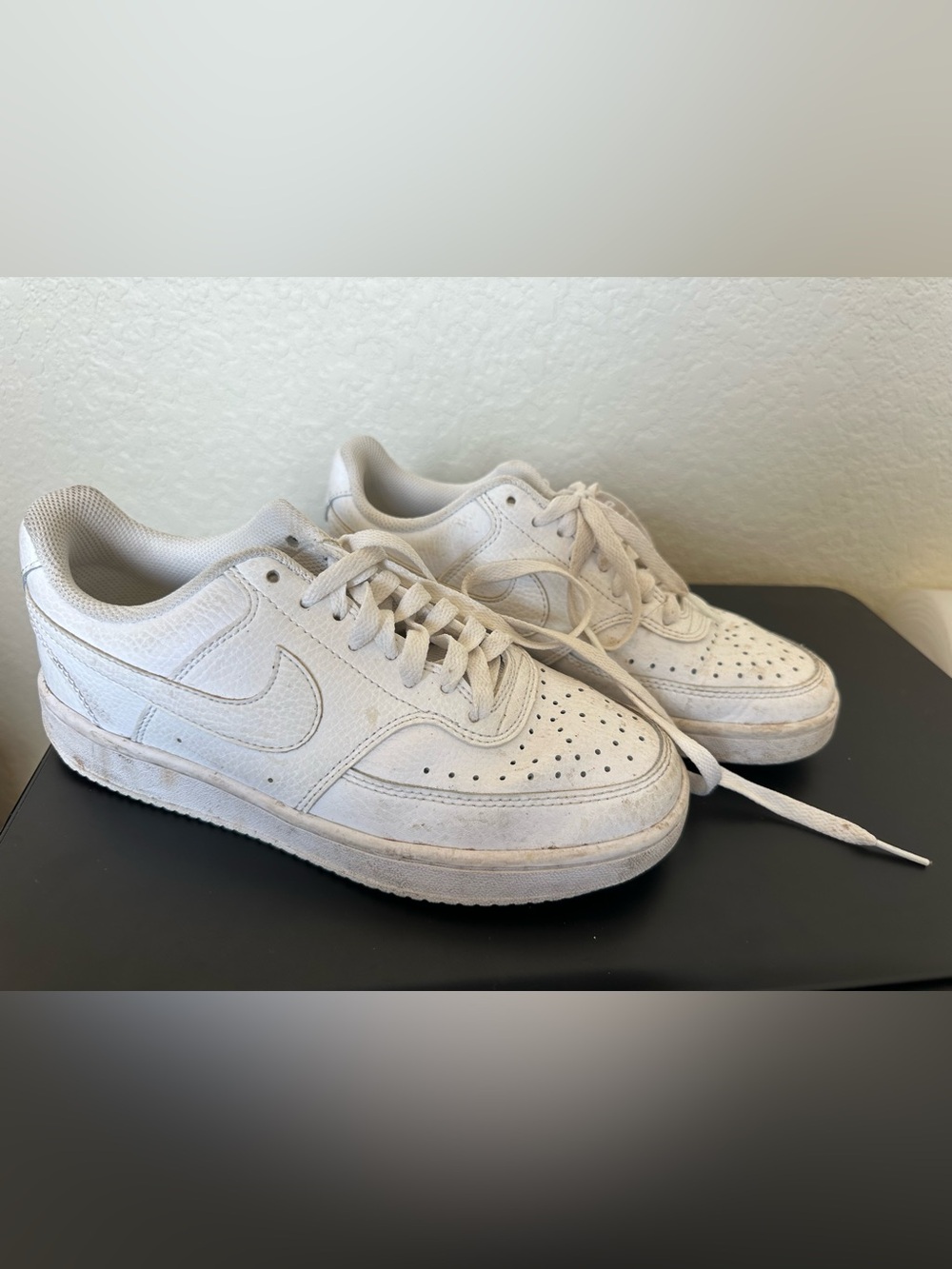 White Women's Leather Low-Top Sneakers - Classic Athletic Style